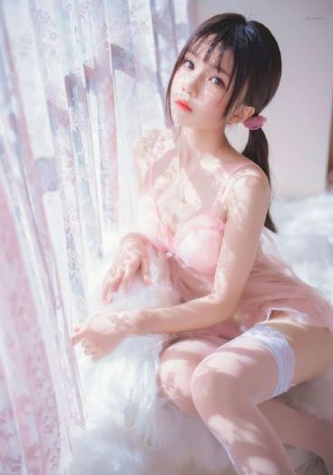 他解开女警的乳罩慢慢揉电影